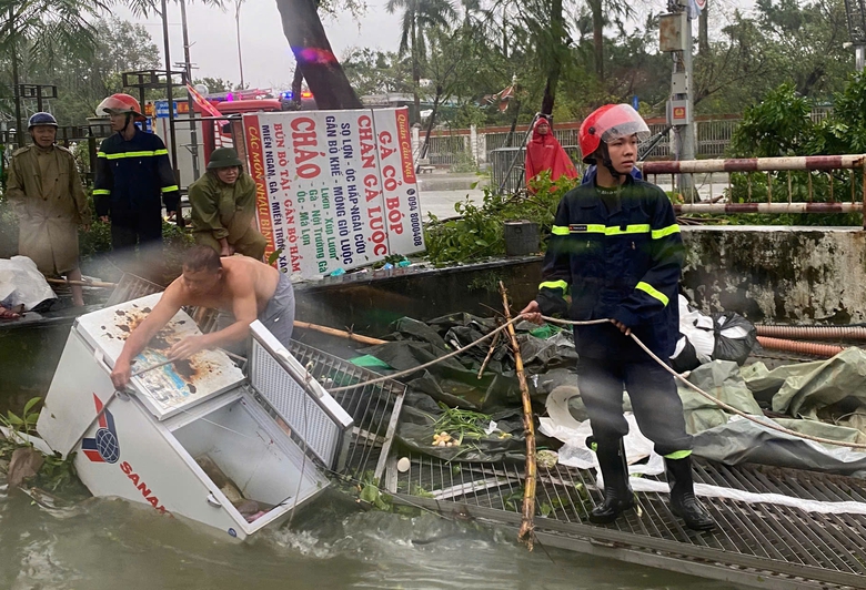 Nghệ An: Xuy&ecirc;n b&atilde;o cứu người d&acirc;n mắc kẹt tr&ecirc;n s&ocirc;ng Lam- Ảnh 4.