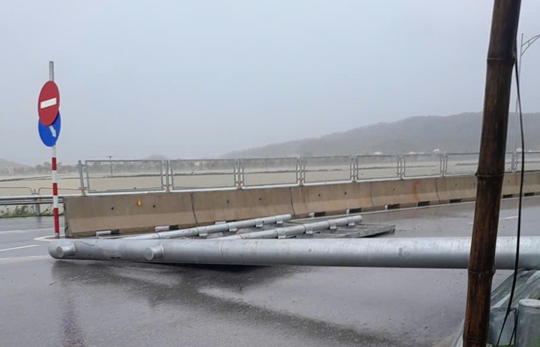 Nghệ An: Nhiều tuyến quốc lộ, tỉnh lộ bị chia cắt do sạt lở, ngập &uacute;ng sau b&atilde;o số 10- Ảnh 4.