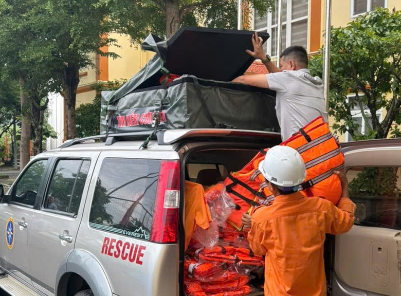 D&ugrave;ng thiết bị bay kh&ocirc;ng người l&aacute;i, s&uacute;ng bắn d&acirc;y, k&iacute;nh nh&igrave;n trong đ&ecirc;m t&igrave;m ngư d&acirc;n mất t&iacute;ch- Ảnh 2.