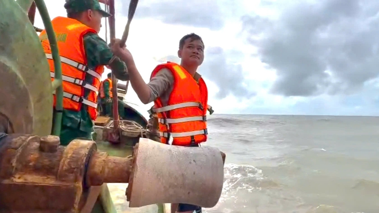 Kịp thời cứu vớt 2 thuyền viên chìm tàu trên biển Cà Mau- Ảnh 1. Kịp thời cứu vớt 2 thuyền viên chìm tàu trên biển Cà Mau- Ảnh 1.
