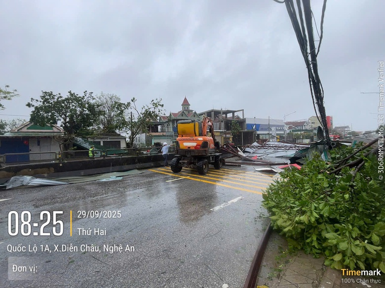 Nghệ An: Nhiều tuyến quốc lộ, tỉnh lộ bị chia cắt do sạt lở, ngập &uacute;ng sau b&atilde;o số 10- Ảnh 3.