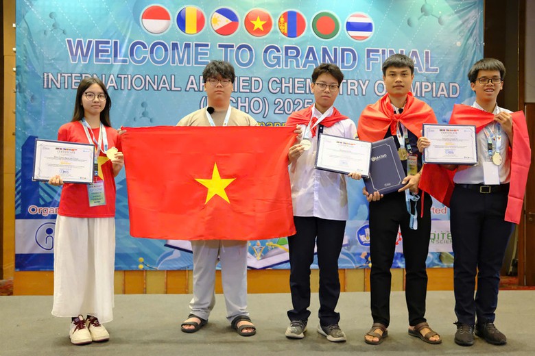 Cả 6 học sinh Việt Nam gi&agrave;nh huy chương tại Olympic h&oacute;a học ứng dụng quốc tế 2025- Ảnh 1.