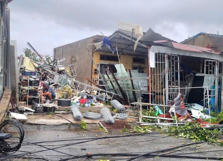 Bão số 10: Nhiều ngôi nhà đổ sập, đã có thiệt hại về người- Ảnh 13. Bão số 10: Nhiều ngôi nhà đổ sập, đã có thiệt hại về người- Ảnh 13.