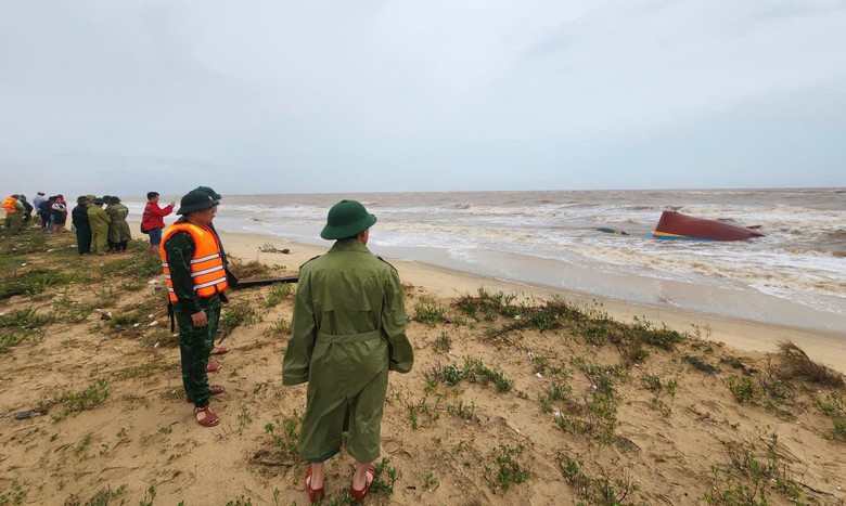Ph&aacute;t hiện t&agrave;u c&aacute; gặp nạn bị lật &uacute;p dạt v&agrave;o bờ biển Quảng Trị- Ảnh 1.