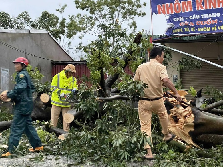 Huy động tối đa nguồn lực khắc phục b&atilde;o số 10, bảo đảm giao th&ocirc;ng, dọn dẹp nh&agrave; cửa- Ảnh 1.