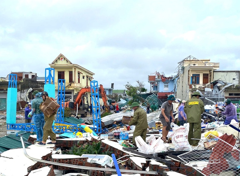 B&atilde;o số 10: Nhiều ng&ocirc;i nh&agrave; đổ sập, đ&atilde; c&oacute; thiệt hại về người- Ảnh 10.