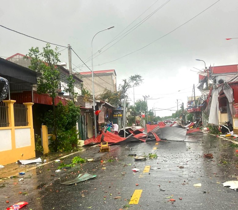 Bão số 10: Nhiều ngôi nhà đổ sập, đã có thiệt hại về người- Ảnh 15. Bão số 10: Nhiều ngôi nhà đổ sập, đã có thiệt hại về người- Ảnh 15.