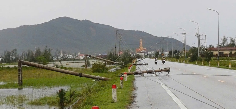 Chưa kịp gượng dậy sau b&atilde;o số 5, người d&acirc;n H&agrave; Tĩnh lại oằn m&igrave;nh hứng b&atilde;o số 10- Ảnh 3.