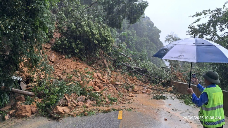 Bão số 10: Nhiều ngôi nhà đổ sập, đã có thiệt hại về người- Ảnh 14. Bão số 10: Nhiều ngôi nhà đổ sập, đã có thiệt hại về người- Ảnh 14.