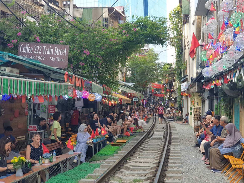 Hơn 11.500 vi phạm hành lang đường sắt: Nguy cơ tai nạn vẫn hiện hữu- Ảnh 1. Hơn 11.500 vi phạm hành lang đường sắt: Nguy cơ tai nạn vẫn hiện hữu- Ảnh 1.