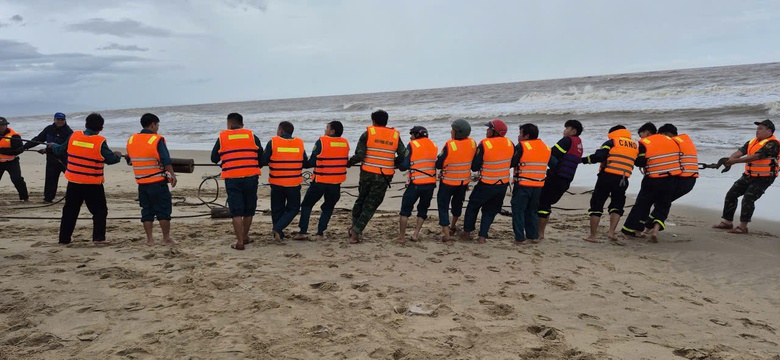 Vụ hai t&agrave;u c&aacute; bị ch&igrave;m trong b&atilde;o số 10: Thuyền vi&ecirc;n sống s&oacute;t b&agrave;ng ho&agrave;ng kể ph&uacute;t sinh tử- Ảnh 4.