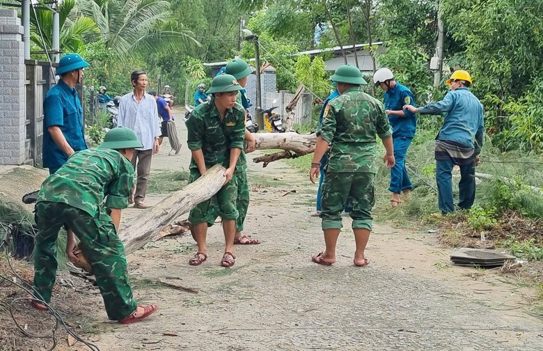 Huy động tối đa nguồn lực khắc phục b&atilde;o số 10, bảo đảm giao th&ocirc;ng, dọn dẹp nh&agrave; cửa- Ảnh 9.