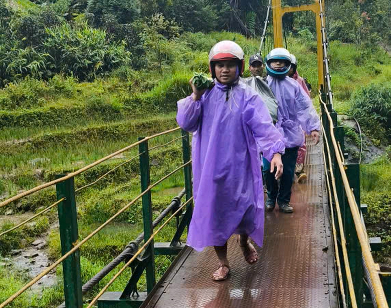 Đà Nẵng: Đường sạt lở do bão, cán bộ xã thay nhau khiêng võng đưa bệnh nhân Lào về nhà- Ảnh 1. Đà Nẵng: Đường sạt lở do bão, cán bộ xã thay nhau khiêng võng đưa bệnh nhân Lào về nhà- Ảnh 1.