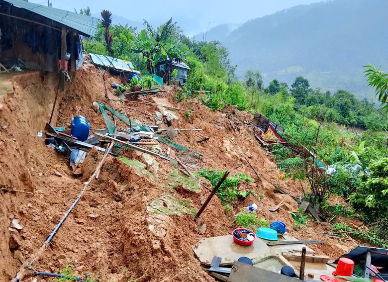 Đà Nẵng: Đường sạt lở do bão, cán bộ xã thay nhau khiêng võng đưa bệnh nhân Lào về nhà- Ảnh 2. Đà Nẵng: Đường sạt lở do bão, cán bộ xã thay nhau khiêng võng đưa bệnh nhân Lào về nhà- Ảnh 2.
