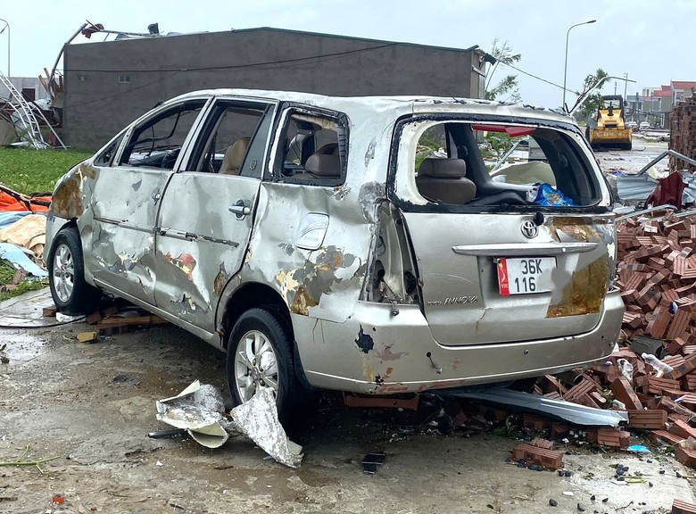 Bão số 10: Nhiều ngôi nhà đổ sập, đã có thiệt hại về người- Ảnh 11. Bão số 10: Nhiều ngôi nhà đổ sập, đã có thiệt hại về người- Ảnh 11.