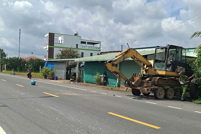 Xe m&aacute;y va chạm xe cuốc, chồng tử vong, vợ bị thương- Ảnh 2.