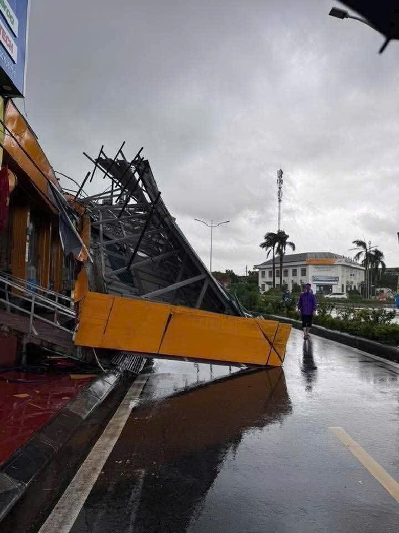 Bão số 10: Nhiều ngôi nhà đổ sập, đã có thiệt hại về người- Ảnh 4. Bão số 10: Nhiều ngôi nhà đổ sập, đã có thiệt hại về người- Ảnh 4.