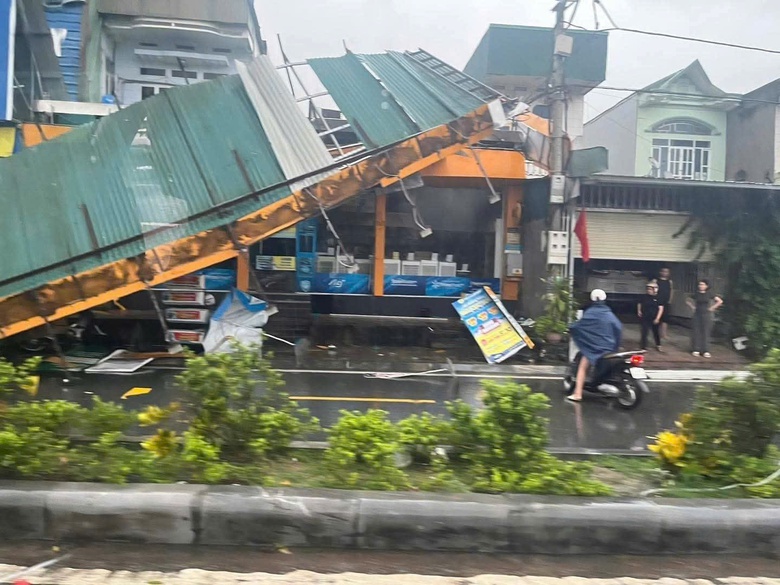 Bão số 10: Nhiều ngôi nhà đổ sập, đã có thiệt hại về người- Ảnh 2. Bão số 10: Nhiều ngôi nhà đổ sập, đã có thiệt hại về người- Ảnh 2.