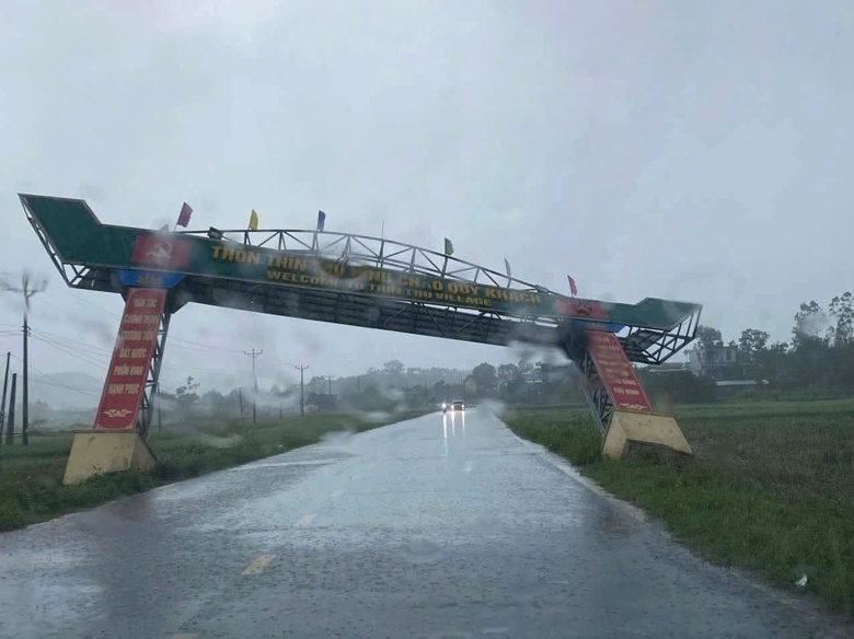 Bão số 10: Nhiều ngôi nhà đổ sập, đã có thiệt hại về người- Ảnh 3. Bão số 10: Nhiều ngôi nhà đổ sập, đã có thiệt hại về người- Ảnh 3.