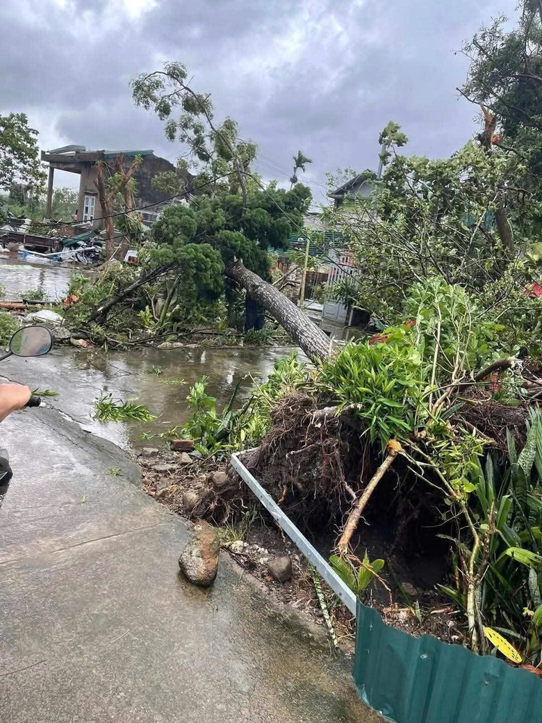 Bão số 10: Nhiều ngôi nhà đổ sập, đã có thiệt hại về người- Ảnh 6. Bão số 10: Nhiều ngôi nhà đổ sập, đã có thiệt hại về người- Ảnh 6.
