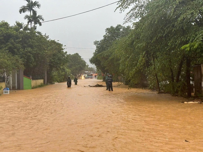 Phú Thọ: Sơ tán khẩn cấp gần 400 hộ dân ở khu vực nguy cơ sạt lở, lũ quét- Ảnh 2. Phú Thọ: Sơ tán khẩn cấp gần 400 hộ dân ở khu vực nguy cơ sạt lở, lũ quét- Ảnh 2.