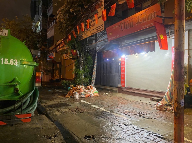 H&agrave; Nội: Khắc phục sự cố b&ugrave;n phun tr&agrave;o tr&ecirc;n phố Quốc Tử Gi&aacute;m- Ảnh 1.