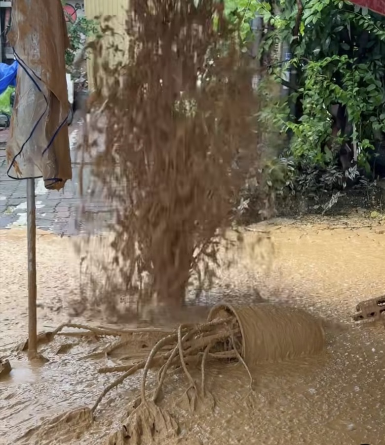 H&agrave; Nội: Khắc phục sự cố b&ugrave;n phun tr&agrave;o tr&ecirc;n phố Quốc Tử Gi&aacute;m- Ảnh 3.