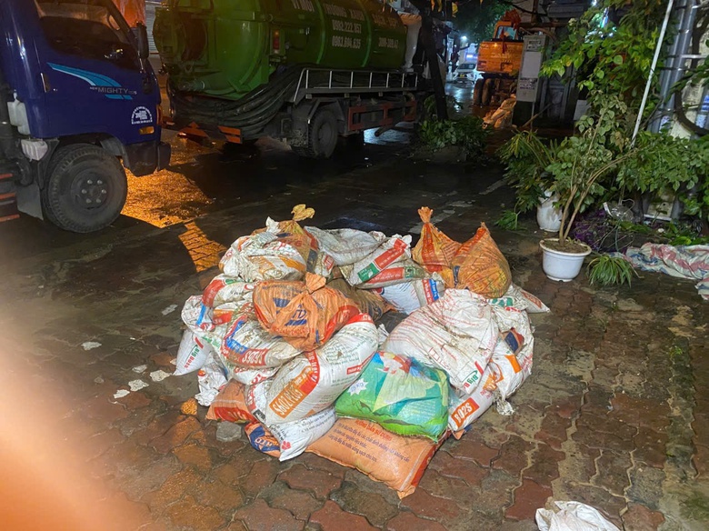 H&agrave; Nội: Khắc phục sự cố b&ugrave;n phun tr&agrave;o tr&ecirc;n phố Quốc Tử Gi&aacute;m- Ảnh 2.