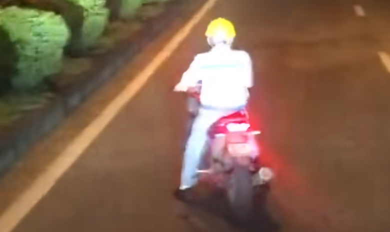 Chạy xe m&aacute;y lạng l&aacute;ch ở Đ&agrave; Nẵng, nam thanh ni&ecirc;n bị phạt 9 triệu đồng, tước GPLX 11 th&aacute;ng- Ảnh 1.