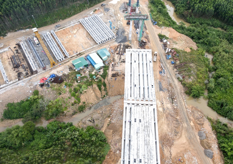 Những nhịp cầu đầu ti&ecirc;n nối mạch cao tốc Kh&aacute;nh H&ograve;a - Bu&ocirc;n Ma Thuột- Ảnh 9.