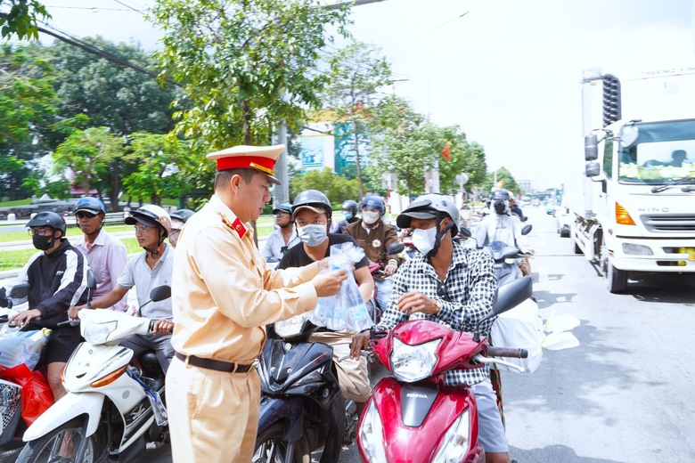 Xử lý đối tượng phóng xe bạt mạng trên quốc lộ, dương tính với ma túy đá- Ảnh 5. Xử lý đối tượng phóng xe bạt mạng trên quốc lộ, dương tính với ma túy đá- Ảnh 5.