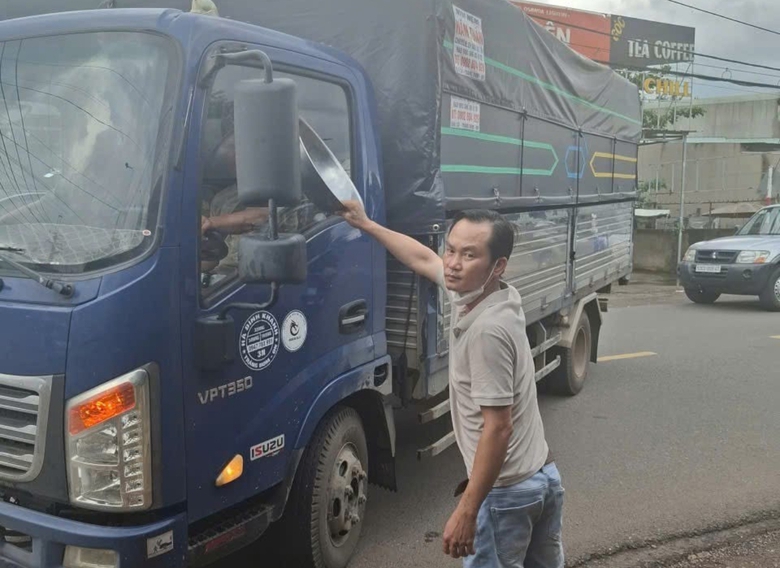 C&ocirc;ng an Đồng Nai khống chế nh&oacute;m thanh ni&ecirc;n say xỉn, g&acirc;y rối trong đ&ecirc;m- Ảnh 1.