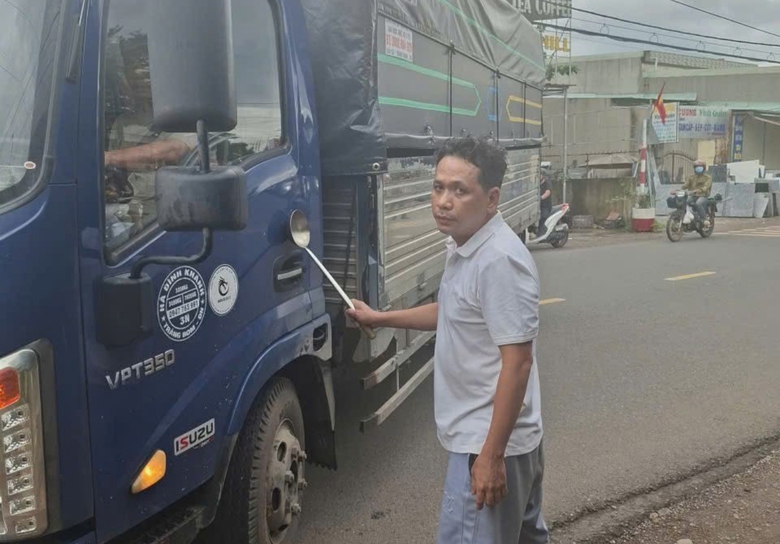 C&ocirc;ng an Đồng Nai khống chế nh&oacute;m thanh ni&ecirc;n say xỉn, g&acirc;y rối trong đ&ecirc;m- Ảnh 2.