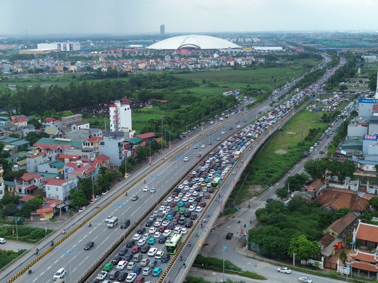 V&igrave; sao h&agrave;ng ngh&igrave;n &ocirc; t&ocirc; bị &ugrave;n ứ h&agrave;ng km quanh Trung t&acirc;m Triển l&atilde;m quốc gia?- Ảnh 1.
