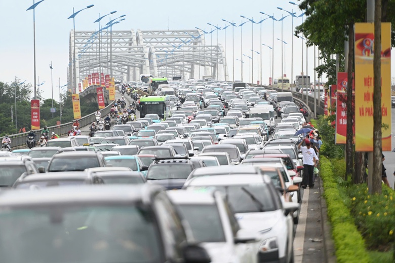 V&igrave; sao h&agrave;ng ngh&igrave;n &ocirc; t&ocirc; bị &ugrave;n ứ h&agrave;ng km quanh Trung t&acirc;m Triển l&atilde;m quốc gia?- Ảnh 2.