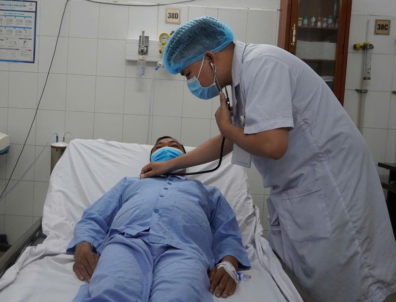 Hy hữu người đ&agrave;n &ocirc;ng "bỏ qu&ecirc;n" hạt sap&ocirc;ch&ecirc; 10 năm trong phế quản- Ảnh 1.