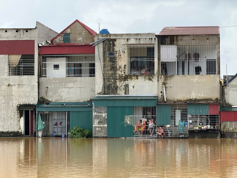 Rốn lũ N&ocirc;ng Cống oằn m&igrave;nh sau mưa lớn, nước v&acirc;y tứ bề- Ảnh 4.