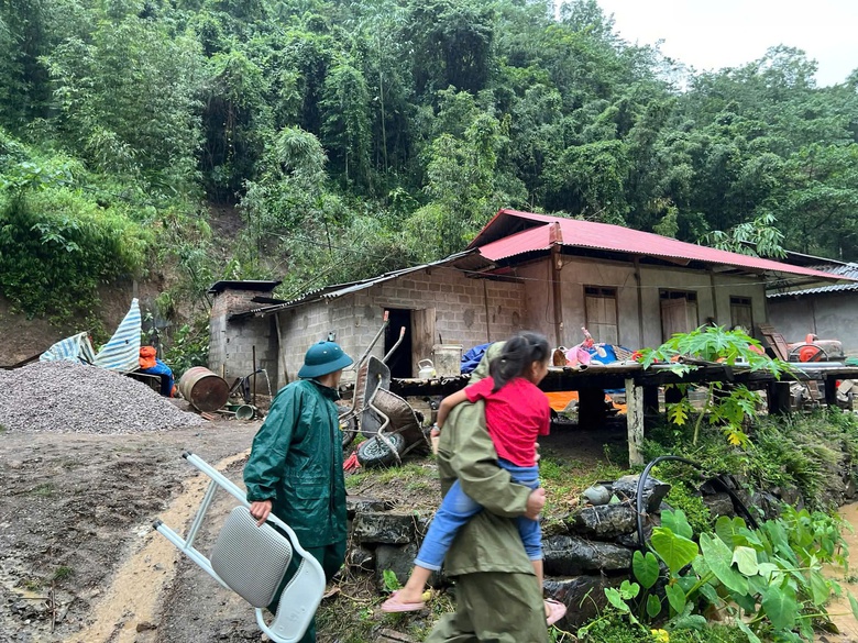 Th&aacute;i Nguy&ecirc;n: Mưa lớn g&acirc;y sạt lở, 2 ng&ocirc;i nh&agrave; bị v&ugrave;i lấp ho&agrave;n to&agrave;n- Ảnh 3.