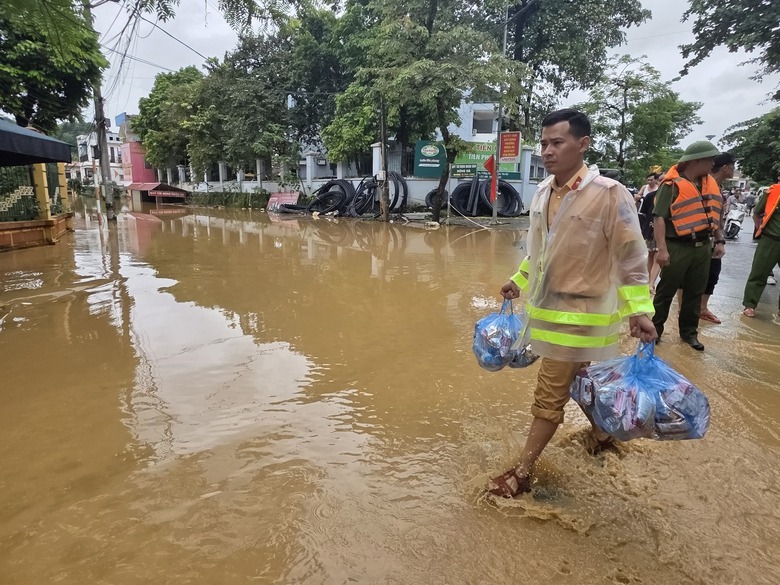 Lấp lo&aacute;ng những b&oacute;ng &aacute;o v&agrave;ng, &aacute;o xanh gi&uacute;p d&acirc;n giữa t&acirc;m lũ ở L&agrave;o Cai- Ảnh 3.