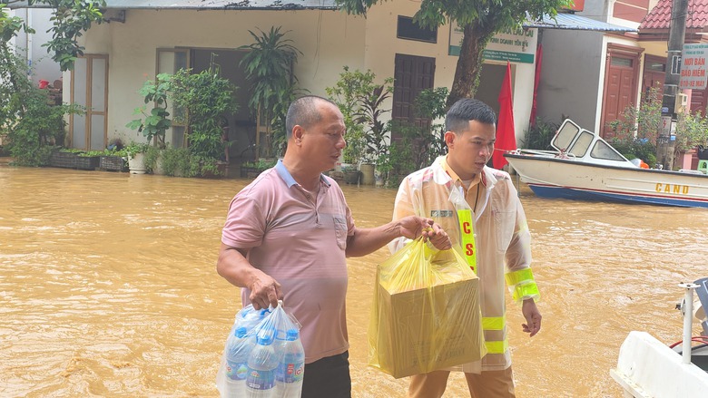 Lấp lo&aacute;ng những b&oacute;ng &aacute;o v&agrave;ng, &aacute;o xanh gi&uacute;p d&acirc;n giữa t&acirc;m lũ ở L&agrave;o Cai- Ảnh 1.