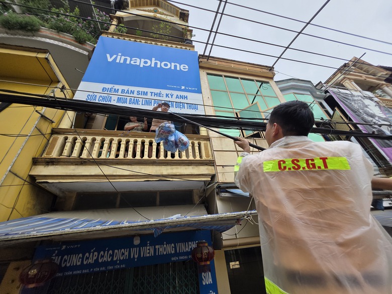 Lấp lo&aacute;ng những b&oacute;ng &aacute;o v&agrave;ng, &aacute;o xanh gi&uacute;p d&acirc;n giữa t&acirc;m lũ ở L&agrave;o Cai- Ảnh 8.