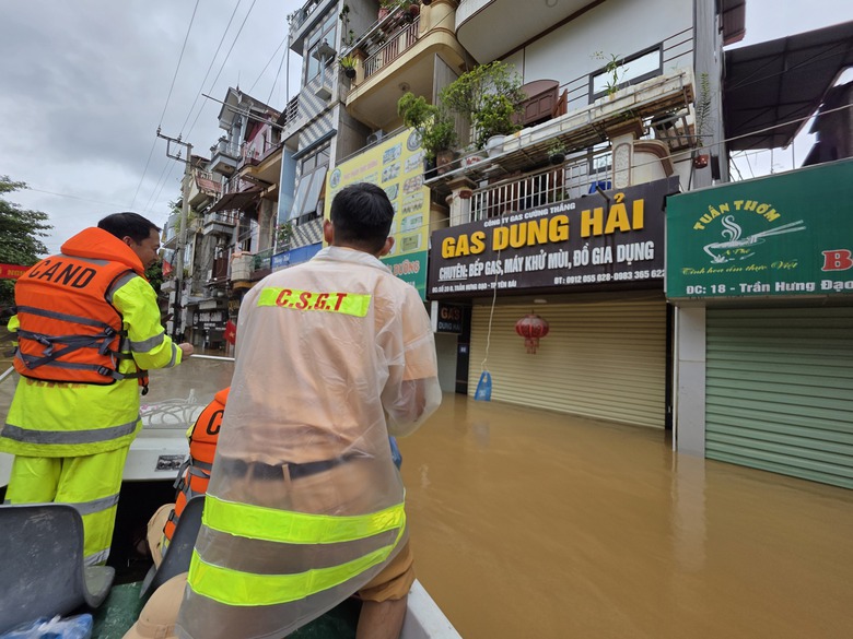 Lấp lo&aacute;ng những b&oacute;ng &aacute;o v&agrave;ng, &aacute;o xanh gi&uacute;p d&acirc;n giữa t&acirc;m lũ ở L&agrave;o Cai- Ảnh 10.
