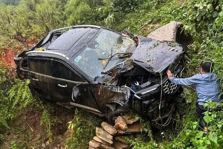 Chiếc ô tô con biến dạng sau khi rơi xuống vực sâu - Ảnh: Gia Khánh. Chiếc ô tô con biến dạng sau khi rơi xuống vực sâu - Ảnh: Gia Khánh.