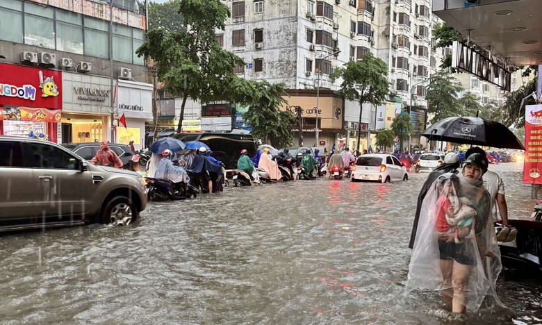 Phụ huynh Hà Nội bì bõm đón con, nhiều trường học sắp xếp chỗ ăn nghỉ miễn phí cho học trò- Ảnh 1. Phụ huynh Hà Nội bì bõm đón con, nhiều trường học sắp xếp chỗ ăn nghỉ miễn phí cho học trò- Ảnh 1.