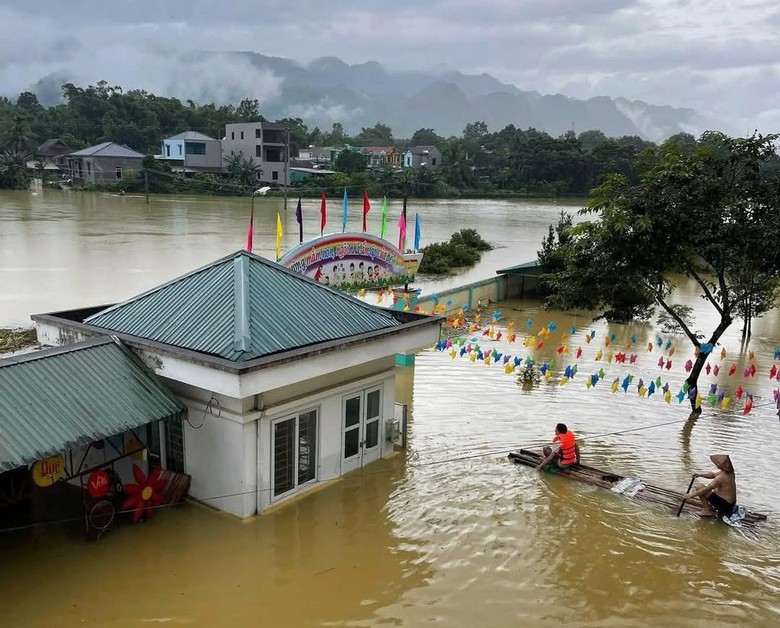 Bộ X&acirc;y dựng ra c&ocirc;ng điện khẩn ứng ph&oacute; lũ lớn sau b&atilde;o số 10- Ảnh 1.