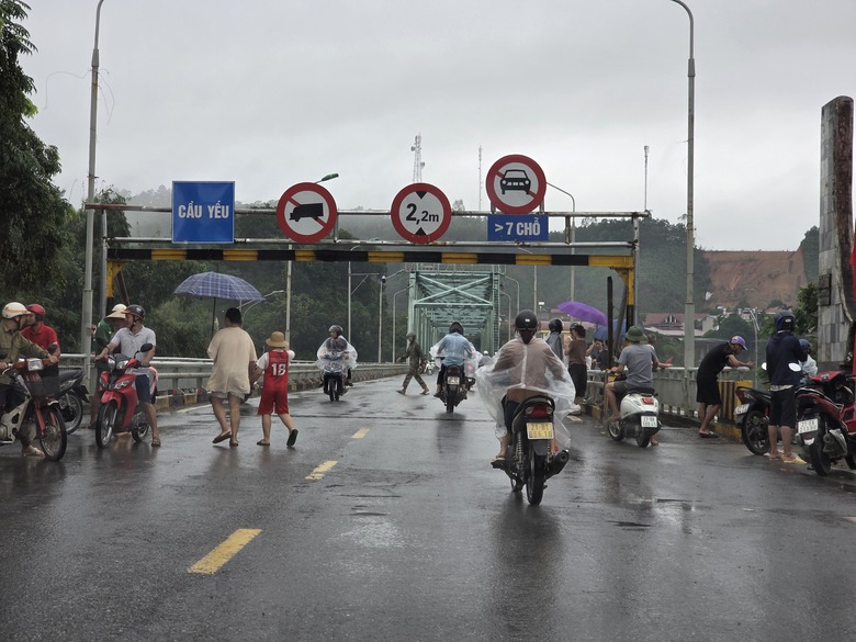 L&agrave;o Cai: Cấm cầu Y&ecirc;n B&aacute;i để bảo đảm an to&agrave;n sau mưa lũ- Ảnh 1.