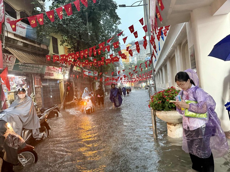 Phụ huynh Hà Nội bì bõm đón con, nhiều trường học sắp xếp chỗ ăn nghỉ miễn phí cho học trò- Ảnh 3. Phụ huynh Hà Nội bì bõm đón con, nhiều trường học sắp xếp chỗ ăn nghỉ miễn phí cho học trò- Ảnh 3.