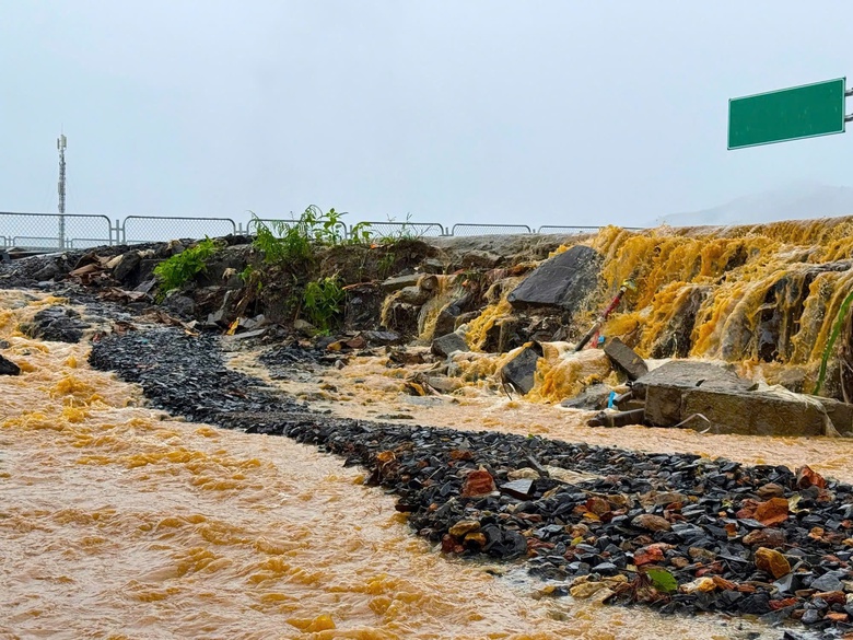 Đường gom cao tốc H&ograve;a Li&ecirc;n - T&uacute;y Loan thiếu hệ thống tho&aacute;t nước, chủ đầu tư n&oacute;i g&igrave;?- Ảnh 1.