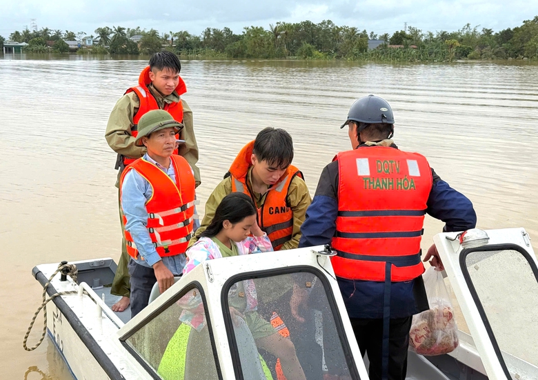 Rốn lũ N&ocirc;ng Cống oằn m&igrave;nh sau mưa lớn, nước v&acirc;y tứ bề- Ảnh 9.