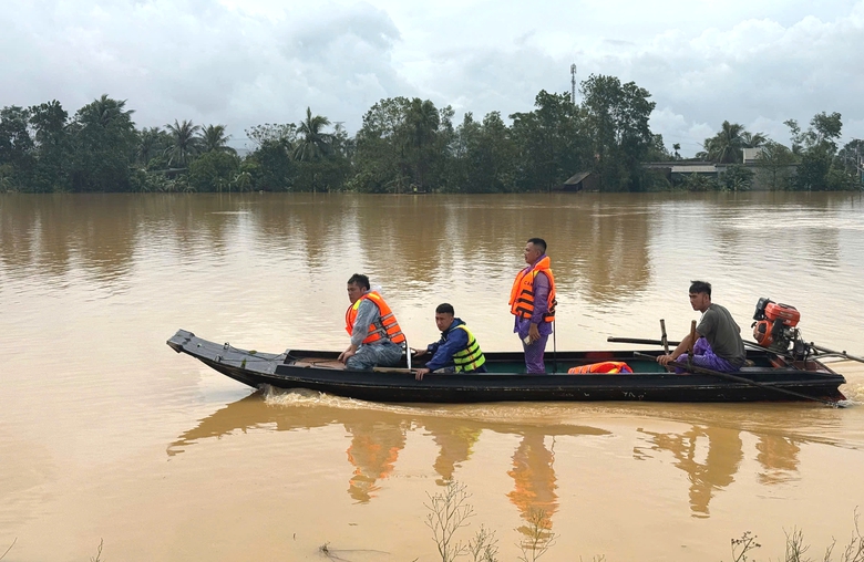 Thanh H&oacute;a: Ch&egrave;o thuyền vượt nước lũ, b&agrave; tử vong, ch&aacute;u mất t&iacute;ch- Ảnh 1.
